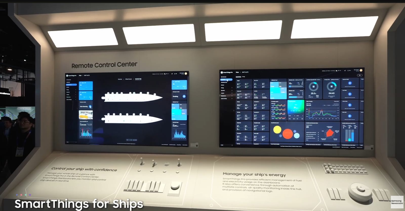 CES 2025 삼성전자 부스의 SmartThings for Ships 전시. Remote Control Center 벽면의 두 화면에 선박 3D 뷰와 선박 에너지 대시보드가 표시되어 있다.