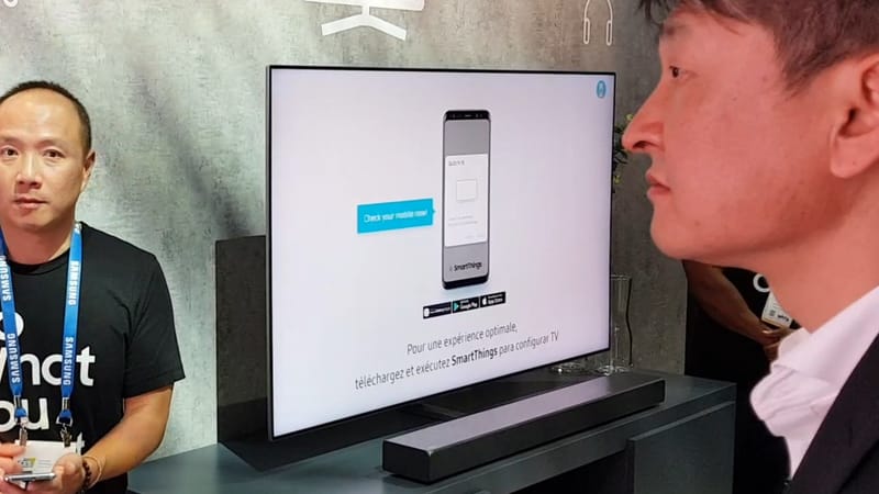 TV 화면에 스마트폰으로 설정을 시작하라는 SmartThings 안내가 표시되어 있다.